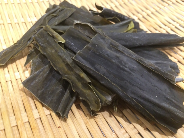 CHIẾT XUẤT TẢO LAMINARIA Chiết xuất có nguồn gốc từ rong biển makombu, một loại món quà của biển, có tác dụng làm ẩm và giữ ẩm hiệu quả cho da.